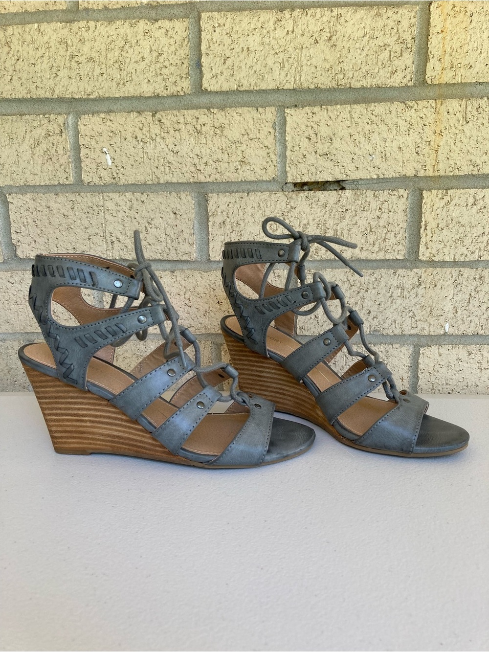 Report Scout Gray Leather Strappy Lace Up Studded Wedges Size 7.5